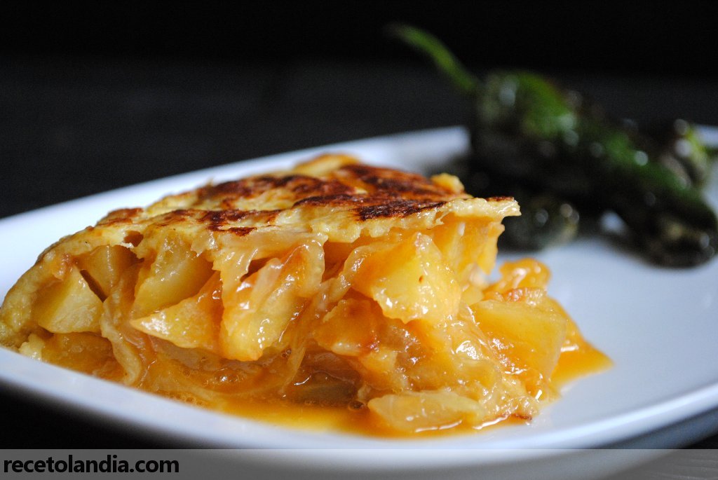 Tortilla con cebolla caramelizada.
